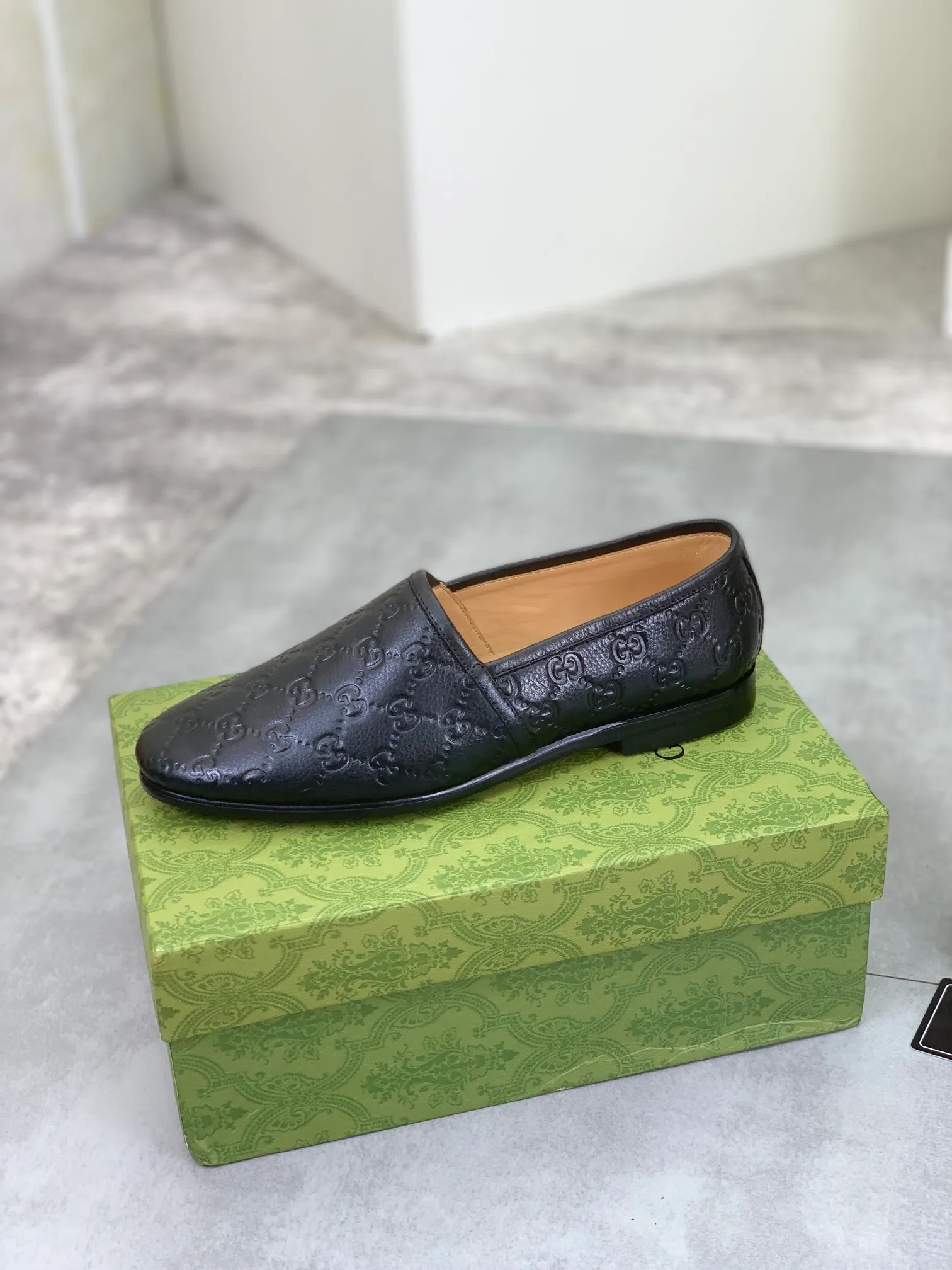 Men's Men's Shoes 💰P500💰【New Style】Water-dyed Niuli Gucci's most popular selection of lazy slip-on leather shoes (Gucci) official website latest Gucci lazy leather shoes, hot style 💥 simple and elegant style, exclusive for trendy men. Unique official website latest brand original double G embossing Elements 👑 Original Gucci decoration, fashionable and elegant, fabric original calfskin ✅ fully imported first-layer cowhide lining, official website designated wear-resistant, rubber business outsole, classic model taken at the counter in real life 🎬38-44 Various colors available